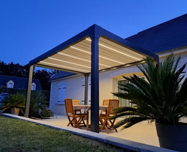 Pergola bioclimatique en aluminium Menea 4x3 motorisée grise
