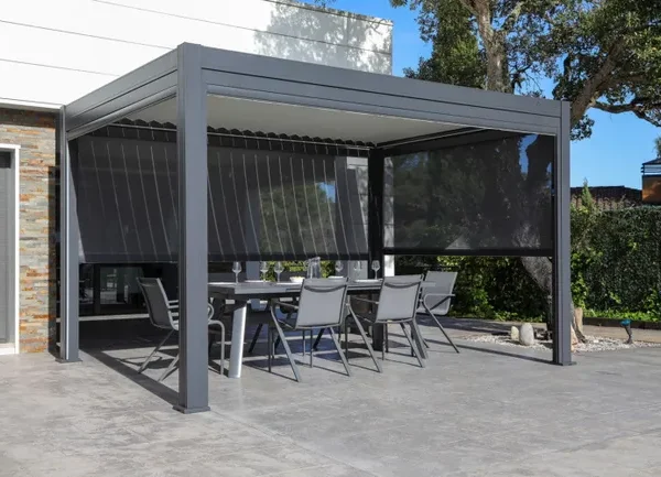 Pergola bioclimatique solaire en aluminium Anémone et intégralement équipée